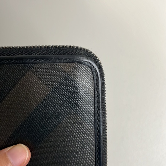 ■Authentic Burberry long wallet check round zipper long wallet PVC leather dark - Picture 6 of 10